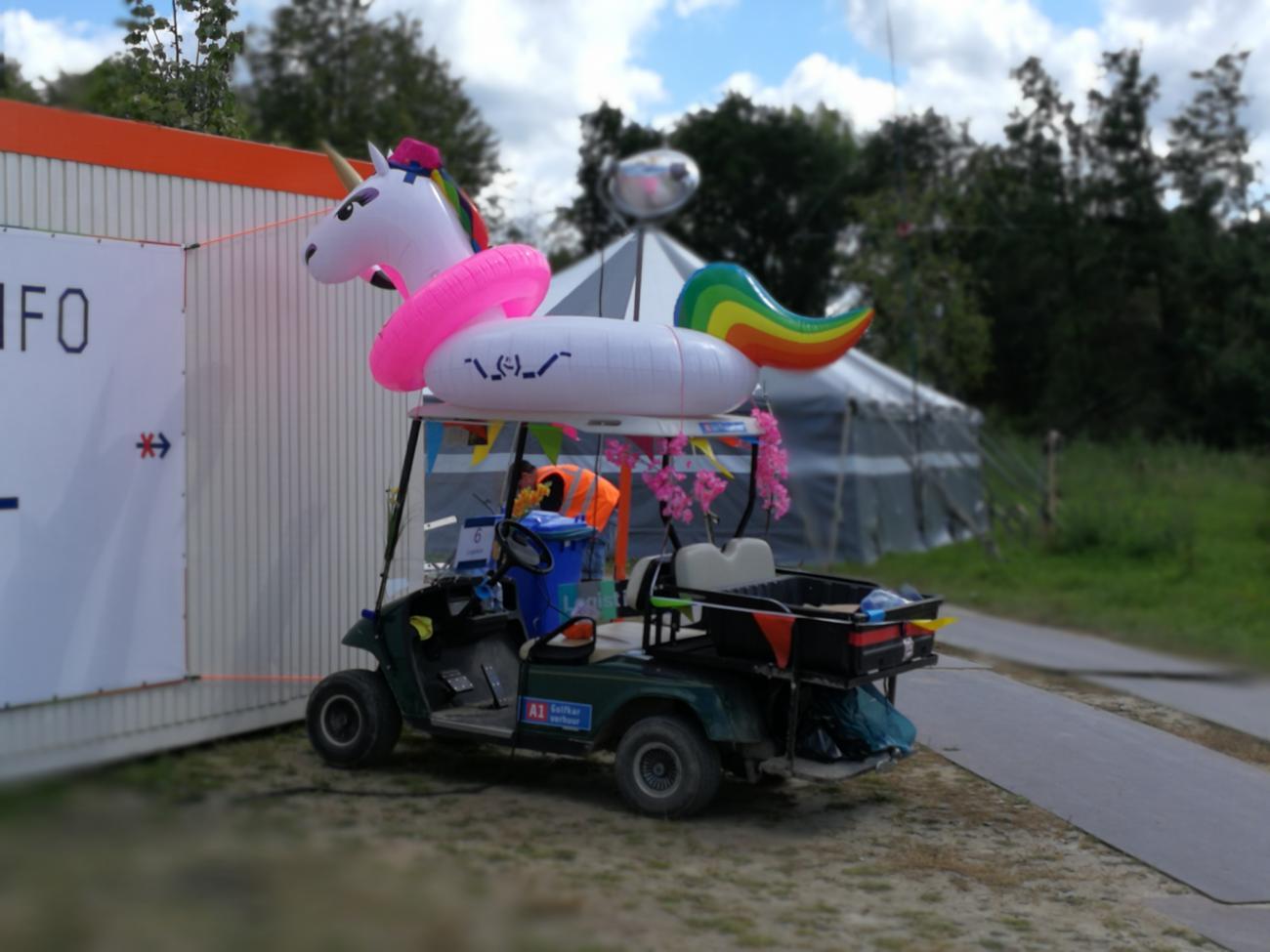Einhornschwimmreifen auf Auto